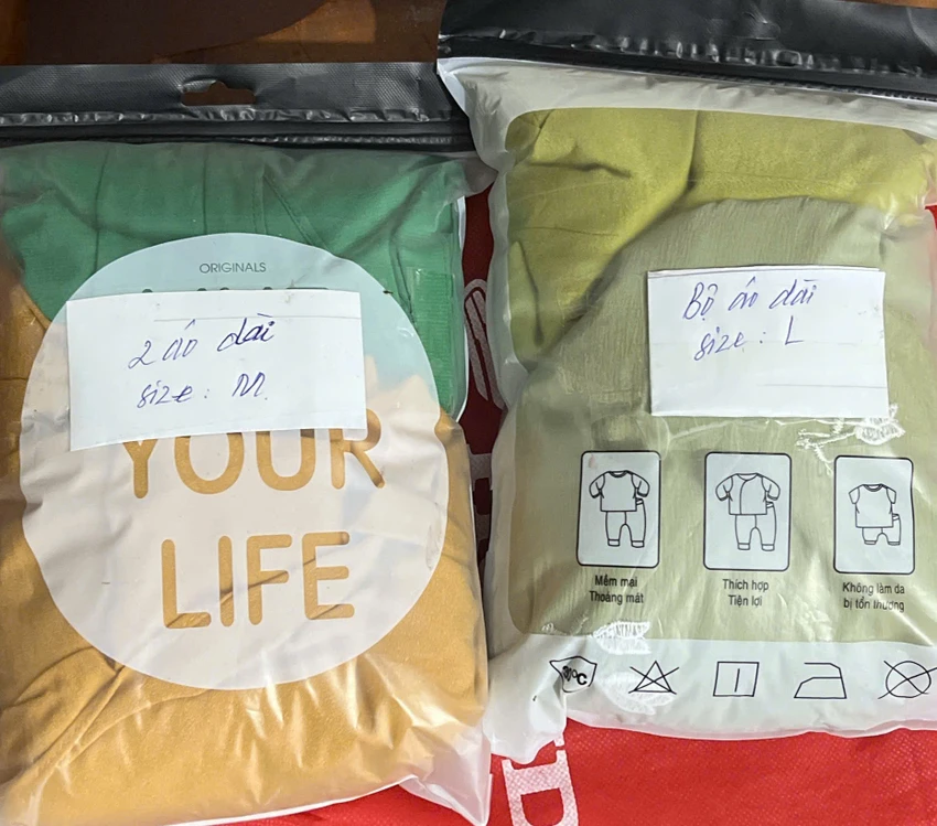 Áo dài được các cô gấp gọn gàng, đóng gói cẩn thận để gửi tới giáo viên vùng lũ. Ảnh: TH 77dc3b6f9ecd12934bdc.jpg