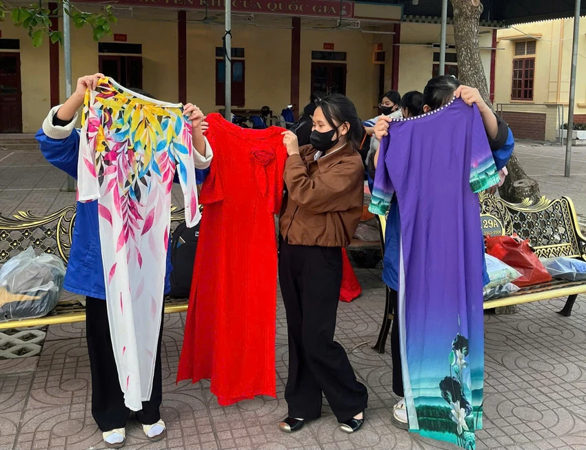 Học sinh Trường THPT Quỳnh Lưu 4 phân loại đồ để chuẩn bị cho chuyến xe yêu thương vào cuối tuần này. Ảnh: NVCC giao-vien-vung-lu-1.jpg