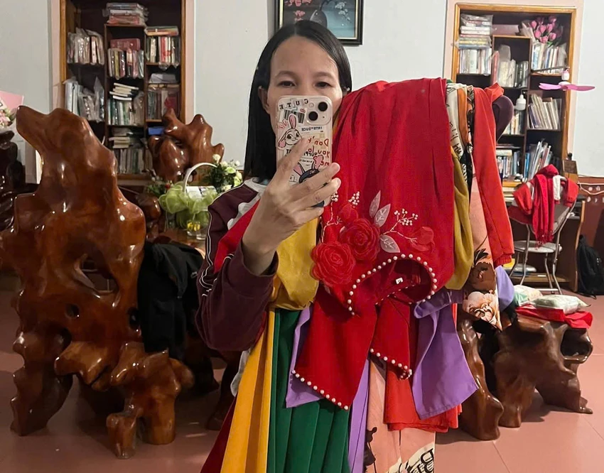 Cô Nguyễn Thị Hà, giáo viên Trường THPT Quỳnh Lưu 4 soạn áo dài gửi giáo viên vùng lũ. Ảnh: NVCC giáo viên vùng lũ