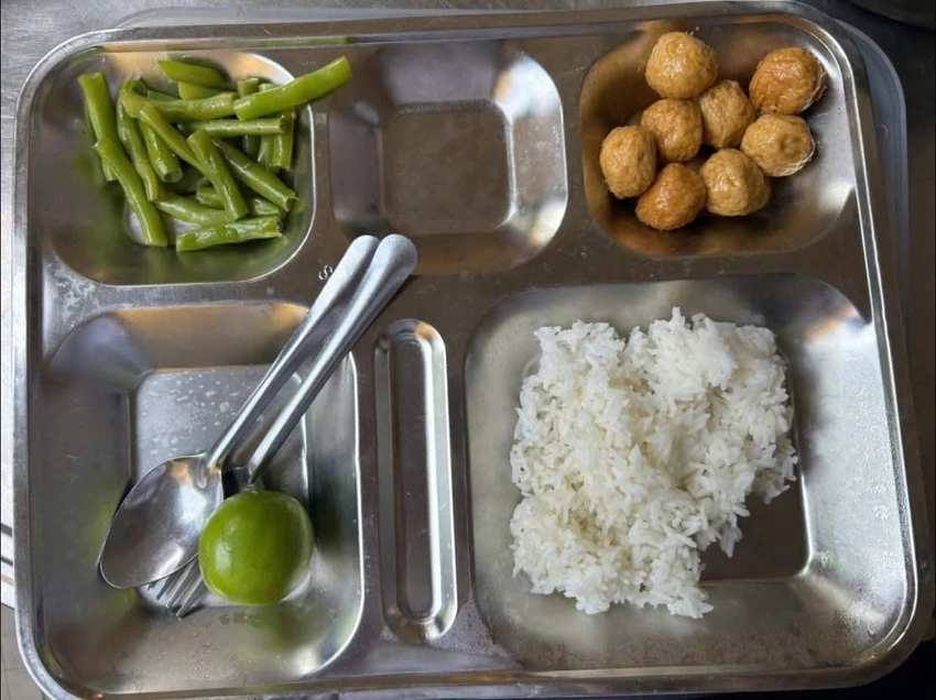 Bữa ăn bán trú được cho là của học sinh Trường THPT Trưng Vương đang được đăng trên mạng xã hội. Ảnh: MẠNG XÃ HỘI Trường THPT Trưng Vương