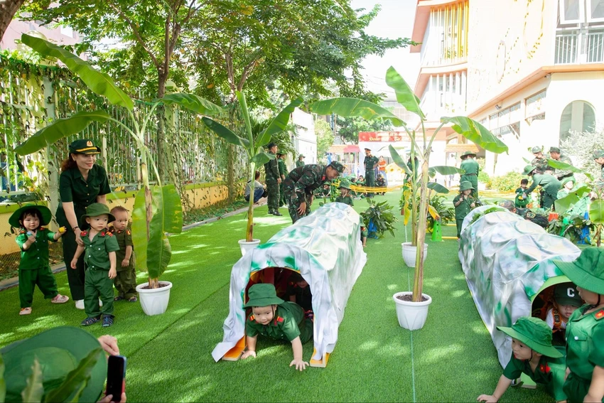 Từ hoạt động trải nghiệm làm chiến sĩ tí hon, các con sẽ thêm yêu đất nước mình chui-ham-709.jpg