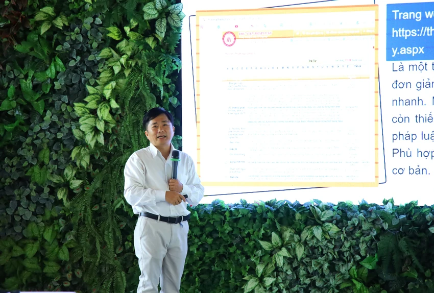TS Lê Hoành Sử - Trưởng khoa Hệ thống thông tin UEL trình bày về “Ứng dụng AI trong xây dựng bộ CSDL về thuật ngữ chuyên ngành luật ở Việt Nam”. ung-dung-AI_TS Le Hoanh Su.JPG
