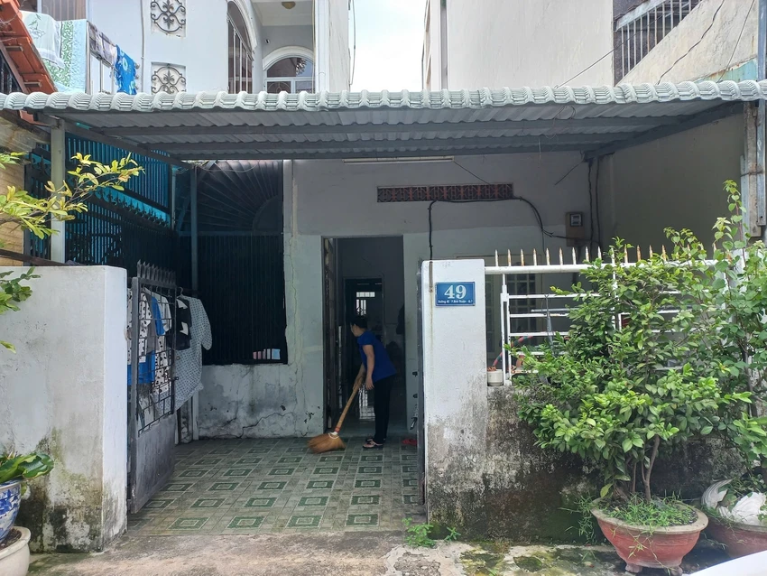 Ông Lộc xin cấp giấy chứng nhận đối với phần đất lấn, chiếm từ năm 1995 nhưng bị từ chối giải quyết. Ảnh: NC giay-chung-nhan_chi-nhanh-quann-7.jpg
