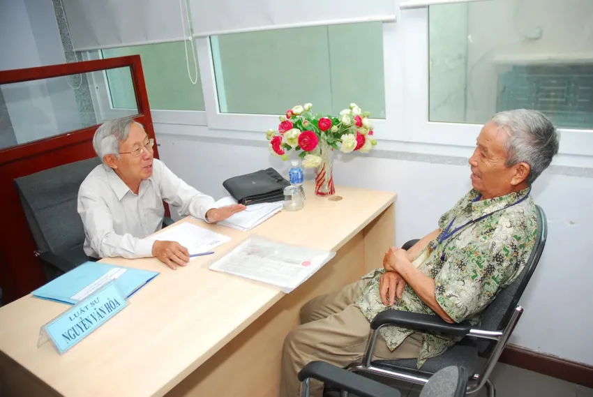 Luật sư Nguyễn Văn Hòa đang tư vấn miễn phí cho bạn đọc tại báo Pháp Luật TP.HCM nghề luật sư