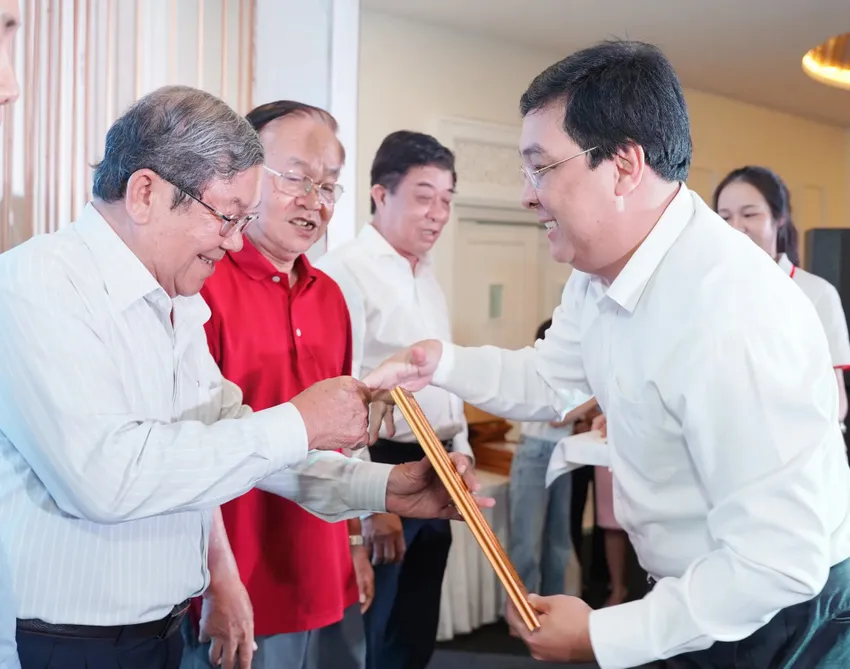 Ông Nguyễn Thái Bình - Phó Tổng Biên tập báo Pháp Luật TP.HCM trao thư cảm ơn cho luật sư Trần Chính Nghĩa. Ảnh: THUẬN VĂN LS_Tran-Chinh_nghia_nghe-luat-su.jpeg