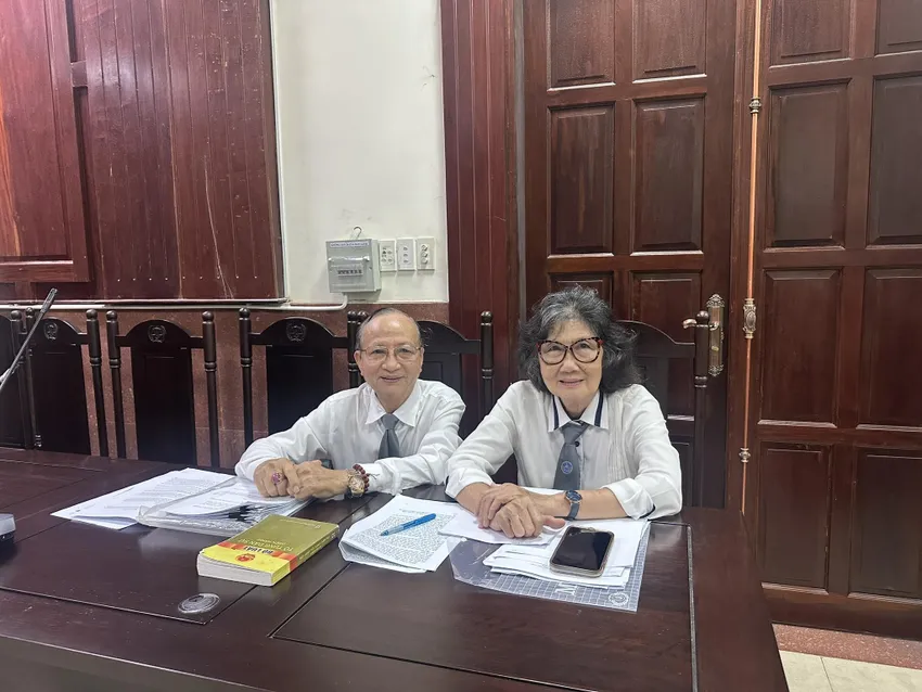 Ngoài 70 tuổi, luật sư Trịnh Công Minh (trái) vẫn tham gia tố tụng tại tòa. Ảnh: NVCC LS_Trinh-Cong_Minh_nghe-luat-su.jpg