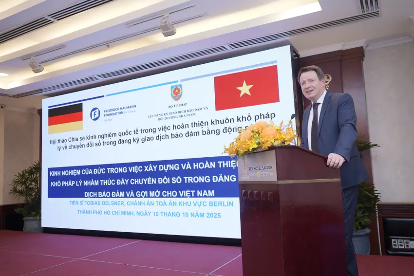 Ông Tobias Oelsner, Chánh án Tòa án khu vực Berlin (CHLB Đức) chia sẻ kinh nghiệm pháp luật Đức tại Hội thảo. Ảnh: NC ong Tobias Oelsner_chuyen-doi-so_dang-ky-bien-phap-bao-dam.jpg