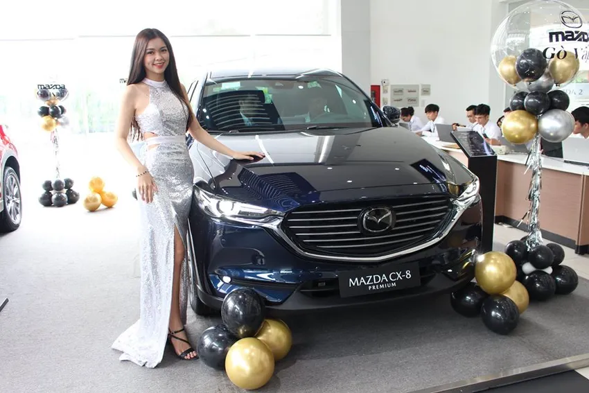 Nhiều ý kiến cho rằng chủ xe nên lựa chọn Mazda CX-8 vì nó rộng rãi, thoải mái. mua ô tô