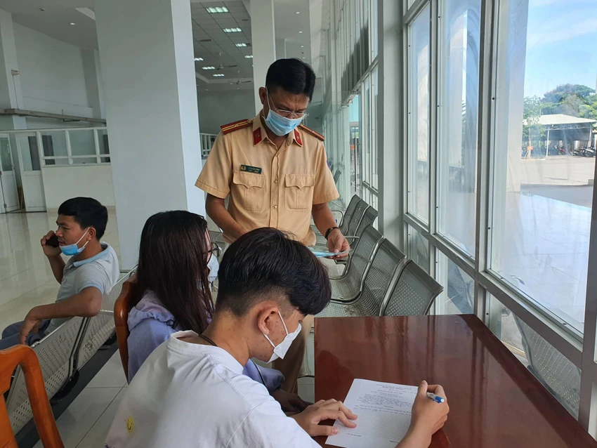 Có 4 cách để người vi phạm giao thông nộp phạt. Ảnh: TN phat-nguoi.jpg