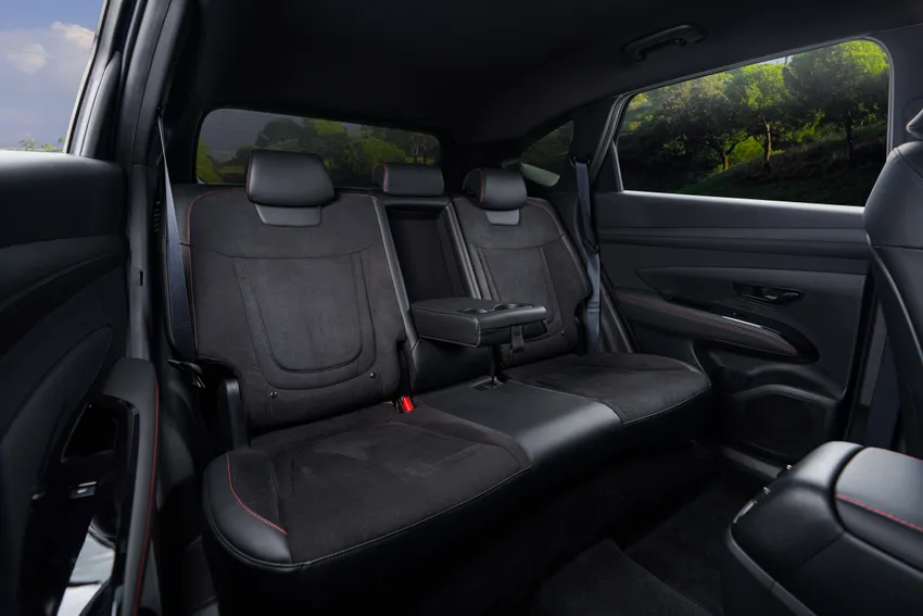 Không gian nội thất của Tucson N Line cũng ấn tượng tính chất motorsport với ghế da thể thao kết hợp với các đường chỉ khâu màu đỏ nổi bật. Tucson - N Line - 30.jpg