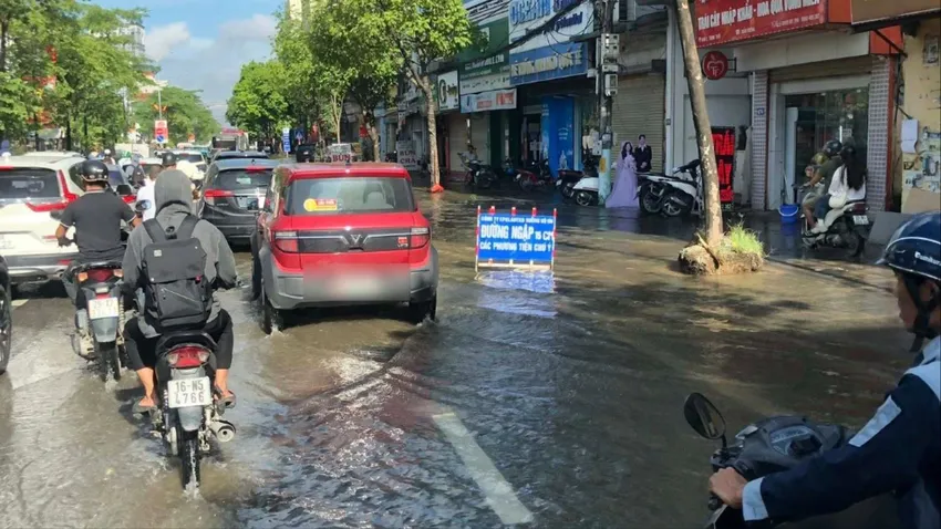 Ô tô điện đi vào vùng ngập tại Hà Nội. Ảnh: MXH gây điện giật