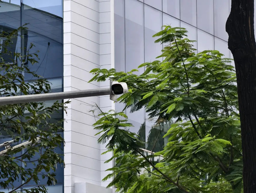 Hiện TP.HCM có hơn 1.200 camera được bố trí rộng khắp để giám sát và xử lý vi phạm. Ảnh: THY NHUNG camera-AI-01.jpg