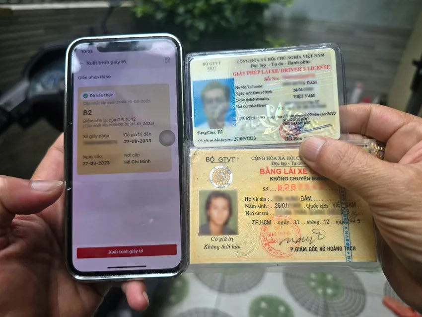 Các loại GPLX hiện nay mà người dân có thể xuất trình cho lực lượng chức năng khi có yêu cầu kiểm tra. Ảnh: PC08 giay-phep-lai-xe-1.jpg