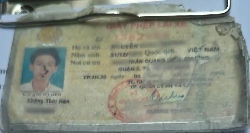 Các loại GPLX bằng giấy bìa qua thời gian sử dụng bị hư hỏng, rách nát do thời tiết, cách bảo quản khiến các thông tin khó nhìn thấy. Ảnh: PC08 giấy phép lái xe