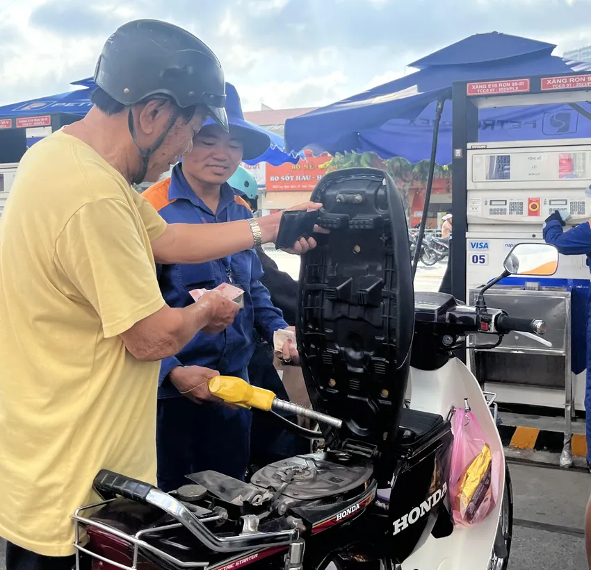 Người dân e dè trước lộ trình dùng toàn quốc xăng E10