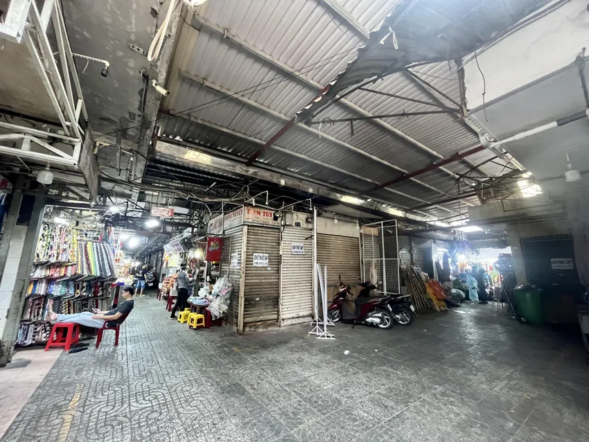 Tình trạng vắng khách và bảng cho thuê sạp tại một số chợ ở TP.HCM. Ảnh: TÚ UYÊN chợ truyền thống 2.jpg