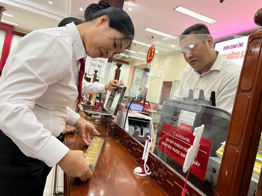 Công an khuyến cáo người dân chỉ được mua bán vàng miếng SJC tại các tổ chức tín dụng và doanh nghiệp được Ngân hàng nhà nước cấp phép. Ảnh: PLO Công an chỉ cách mua, bán vàng miếng để tránh bị phạt