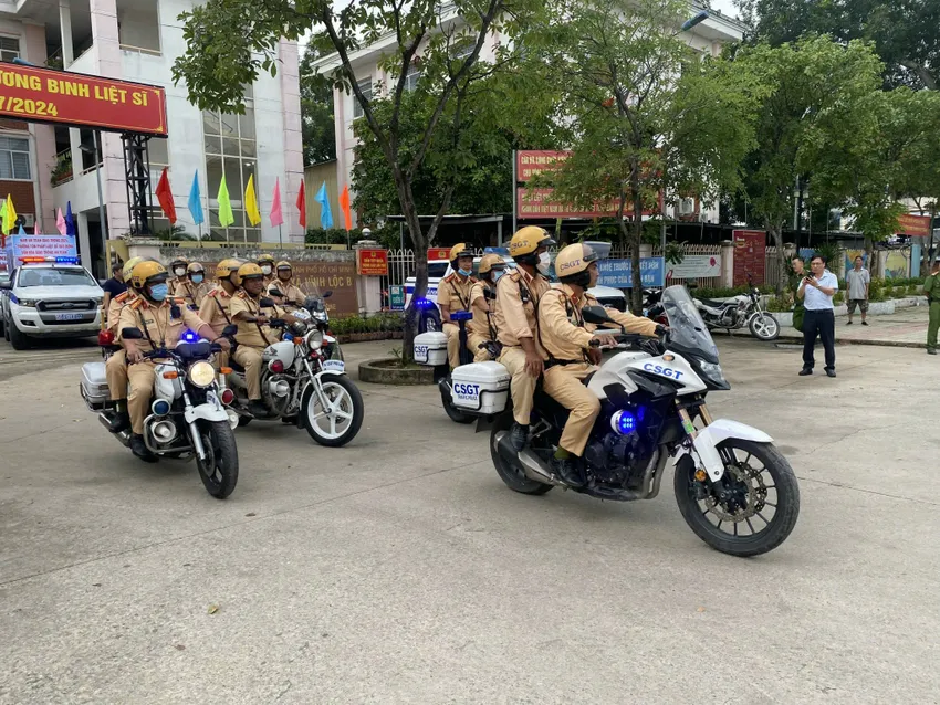 Công an huyện Bình Chánh sẽ túc trực vào các dịp cao điểm để phân luồng, điều tiết giao thông Lộ trình di chuyển tránh ùn tắc giao thông từ TP.HCM đi các tỉnh miền Tây