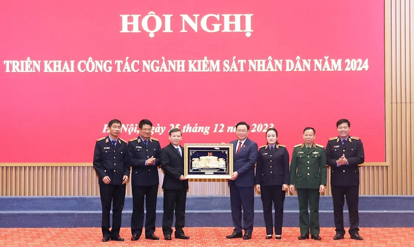 Chủ tịch Quốc hội Vương Đình Huệ tặng quà lưu niệm cho Lãnh đạo VKSND Tối cao. Ảnh: VKSNDTC bat-cap-trong-thuc-hanh-quyen-cong-to-kiem-sat-gia-quyet-cac-vu-an-hinh-su-3-2462-7839.jpg
