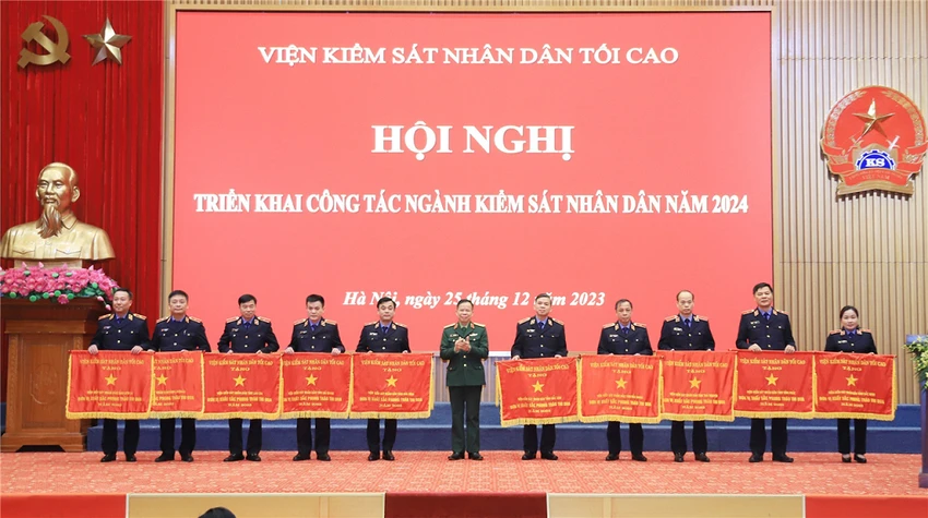 Trung tướng Tạ Quang Khải, Phó Viện trưởng VKSND tối cao, Viện trưởng Viện kiểm sát quân sự Trung ương trao Cờ thi đua ngành Kiểm sát nhân dân tại Hội nghị. Ảnh: VKSNDTC. thời hạn điều tra