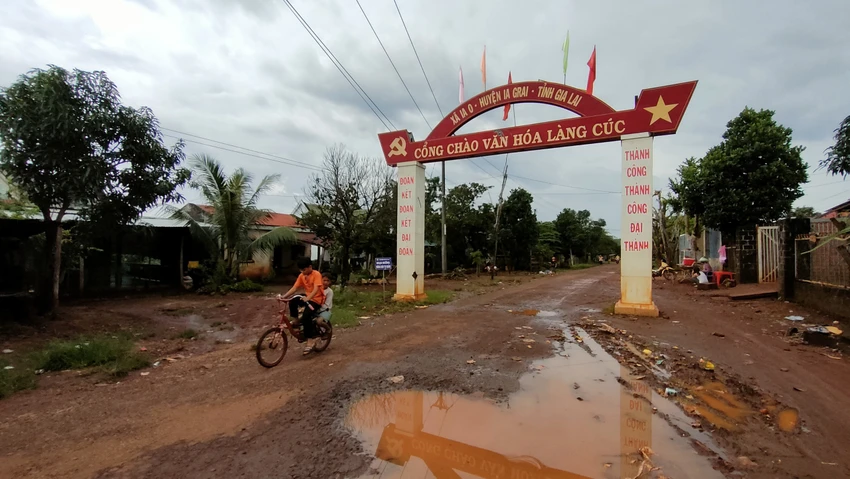 Công trình đường liên xã biên giới Ia O đi xã Ia Chía, huyện Ia Grai, tỉnh Gia Lai thi công dở dang dù đã cho doanh nghiệp ứng vốn. Ảnh: LÊ KIẾN that-thoat-ngan-sach.jpg