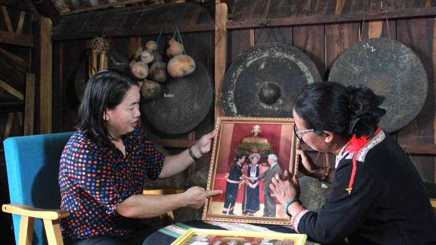 Bà H'Yam (phải) từng được ra Hà Nội gặp Tổng Bí thư Nguyễn Phú Trọng. Ảnh: T.T tong-bi-thu-nguyen-phu-trong-10-9937.jpg