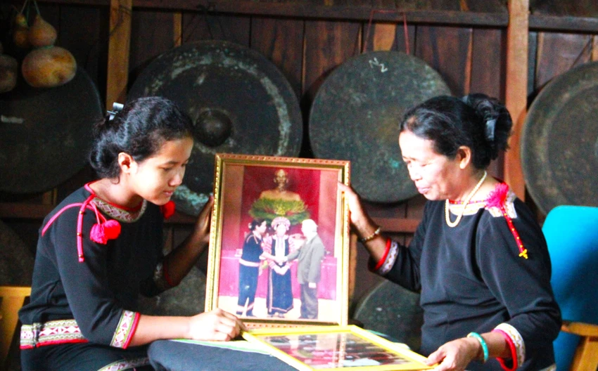 Bà H'Yam từng thức trắng nhiều đêm để may áo già làng tặng Tổng Bí thư Nguyễn Phú Trọng. Ảnh: T.T tong-bi-thu-nguyen-phu-trong-5424.jpg