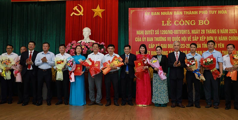 Trao các quyết định về công tác cán bộ của các phường thuộc TP Tuy Hòa. Ảnh: VŨ XUÂN Trao các quyết định về công tác cán bộ của các phường thuộc TP Tuy Hòa