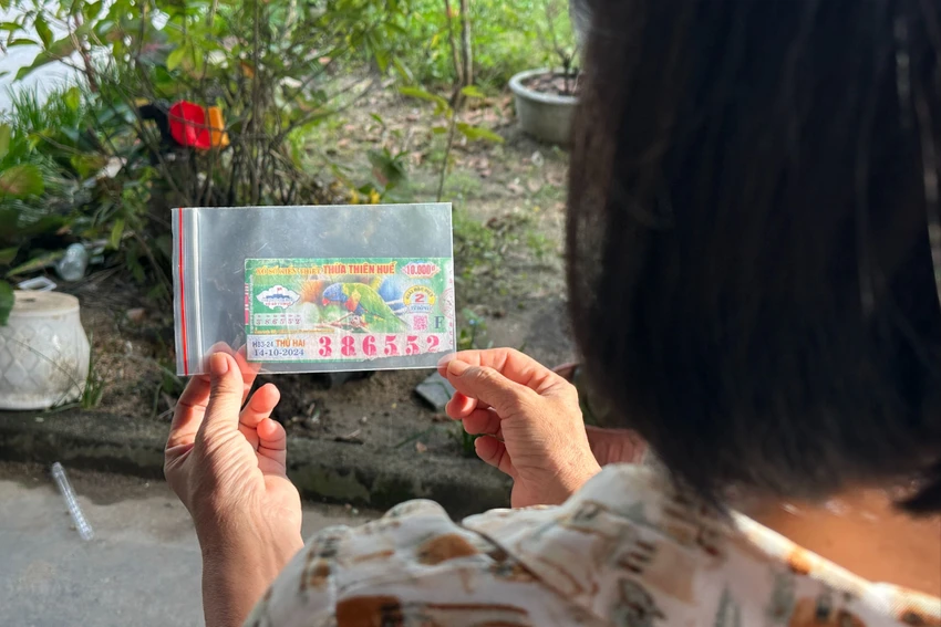 Bà Ng và tờ vé số trúng giải đặc biệt 2 tỉ đồng nhưng không được trả thưởng. Ảnh: TN vé số trúng giải đặc biệt