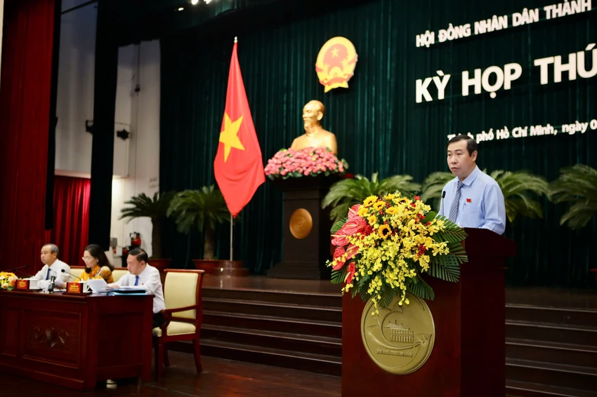 Phó Ban Pháp chế HĐND TP.HCM Lê Minh Đức đọc nội dung dự thảo nghị quyết. Ảnh: NGUYỆT NHI TP.HCM sáp nhập Ban Dân tộc và Ban Tôn giáo thành Ban Dân tộc - Tôn giáo TP.HCM