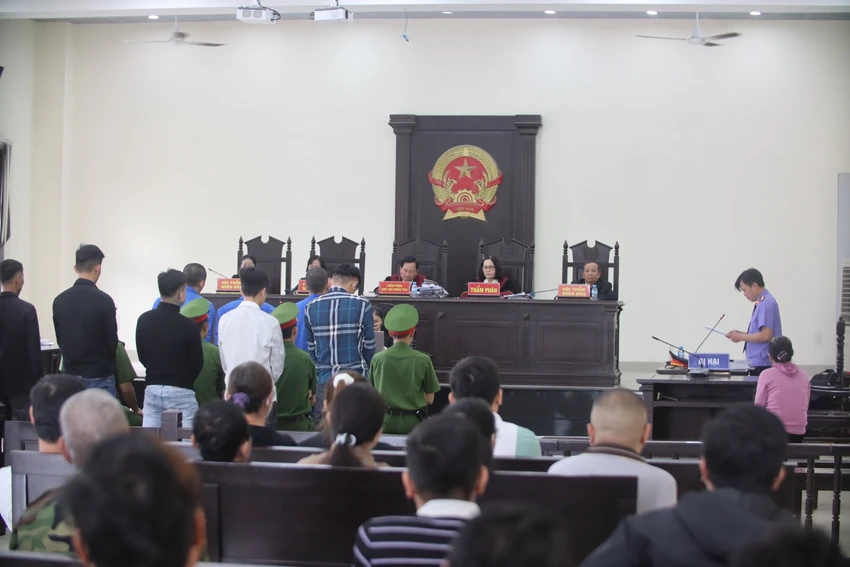 Phiên tòa xét xử nhóm bị cáo Hải. Ảnh: HUỲNH DU Án mạng từ việc nạn nhân xin 200.000 đồng