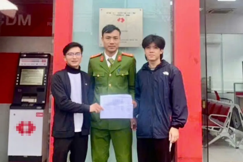 Anh Thành rất vui mừng khi nhận lại tiền chuyển nhầm. Tài khoản của anh Quang nhận được 450 triệu đồng do người khác chuyển nhầm, anh liền đến công an xã trình báo.