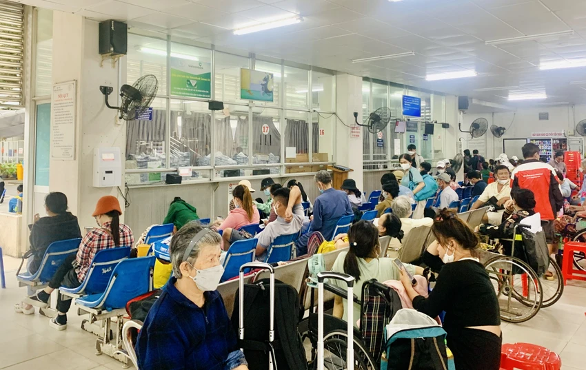 Người dân khám chữa bệnh tại bệnh viện trên địa bàn TP.HCM. Ảnh: THẢO PHƯƠNG Sau sáp nhập Bình Dương và Bà Rịa - Vũng Tàu, hệ thống y tế TP.HCM sẽ ra sao?