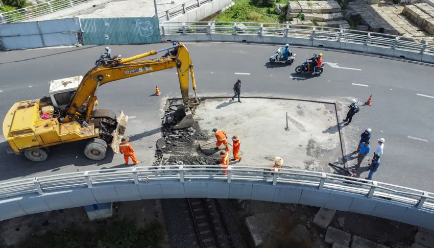 Công ty CP Phúc Sơn cho bóc tách bê tông nhựa ở vị trí sụt lún để tìm nguyên nhân hôm 15-5. Ảnh: XUÂN HOÁT Bất ngờ với nguyên nhân sụt lún nút giao ở Nha Trang do Tập đoàn Phúc Sơn thực hiện