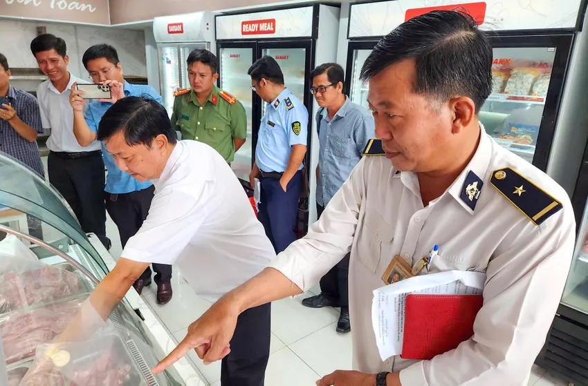 Trong hai ngày 30-5 và 31-5, đoàn liên ngành đã đến kiểm tra bốn cửa hàng thực phẩm C.P trên địa bàn tỉnh. Ảnh: DIỄM HẰNG Vụ Công ty C.P bị tố bán thịt heo bệnh: Kết quả kiểm tra 4 điểm kinh doanh ở Sóc Trăng