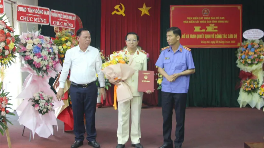 Phó viện trưởng VKSND Tối cao Nguyễn Duy Giảng và Chủ tịch UBND tỉnh Đồng Nai Võ Tấn Đức trao quyết định và tặng hoa chúc mừng tân Viện trưởng VKSND tỉnh Đồng Nai mới. Ảnh: VH Ông Nguyễn Quốc Hân làm Viện trưởng VKSND tỉnh Đồng Nai mới