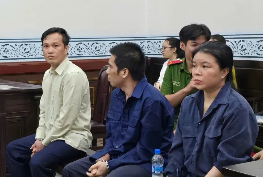 Các bị cáo tại phiên tòa sơ thẩm. Ảnh: SM Mặc dù không quen biết ai, các bị cáo đã nhận tiền chạy án để lừa đảo chiếm đoạt tài sản gần 2 tỉ đồng.