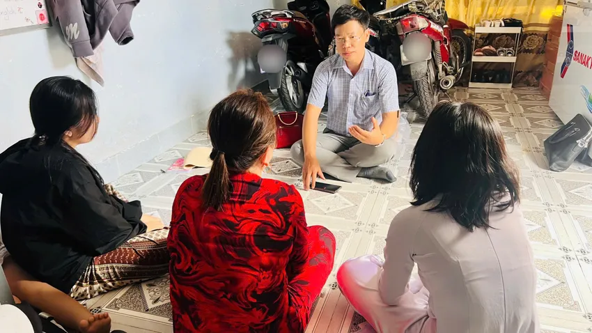 Luật sư Đỗ Ngọc Thanh đang chia sẻ với mẹ ruột và 2 con gái . Khởi tố, bắt tạm giam người cha bị tố hiếp dâm 2 con gái ruột ở TP.HCM