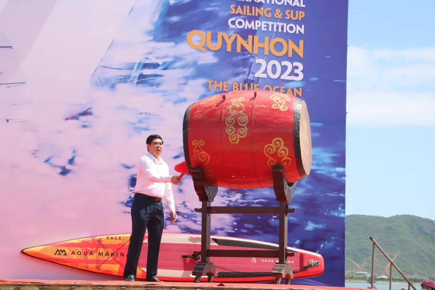 Ông Lâm Hải Giang, Phó Chủ tịch UBND tỉnh Bình Định đánh hồi trống khai mạc. Ảnh: THU DỊU giai-dua-thuyen-buom-va-van-cheo-dung-quy-nhon (5).jpg