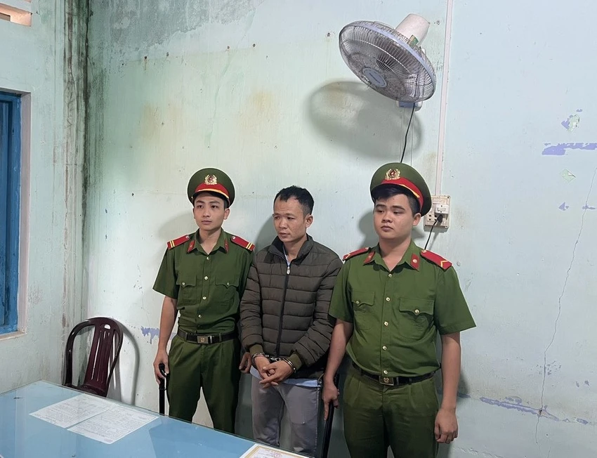 Công an thị xã An Nhơn bắt Ngô Văn Ẩn về tội lừa đảo, chiếm đoạt tài sản. Ảnh:QH Bình Định