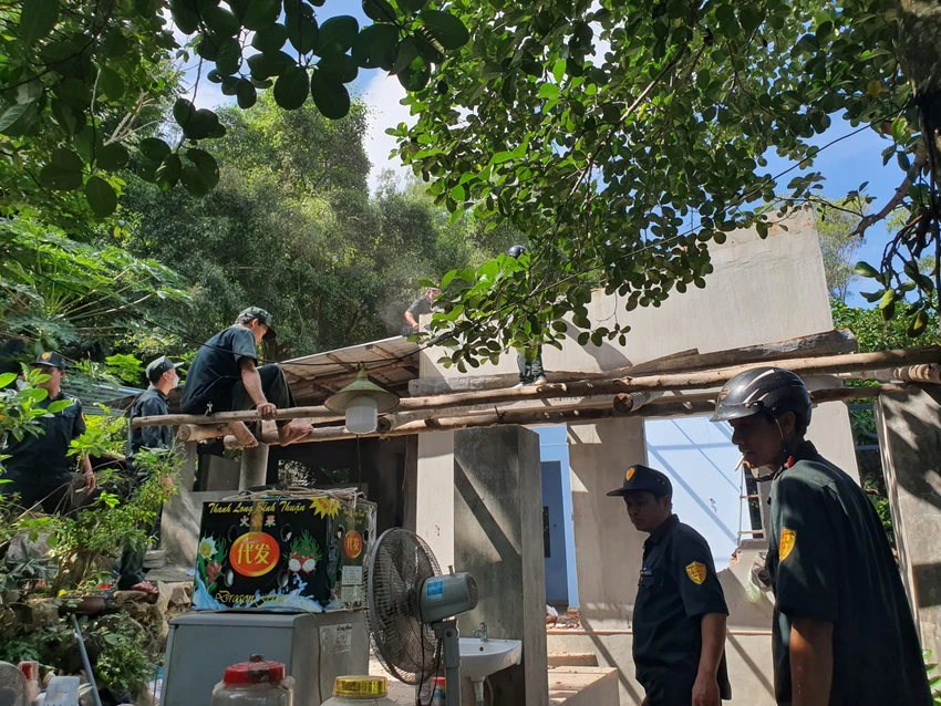 Đội trật tự đô thị TP Quy Nhơn tháo dỡ các trường hợp xây dựng không phép. Ảnh:TT đất đai.jpg