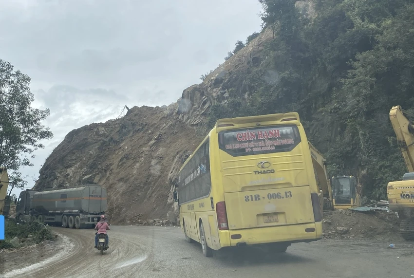 Đến 16 giờ ngày 25-1, các đơn vị đã khắc phục xong, thông xe hai làn qua đèo An Khê. Ảnh: HÒA TRẦN 3.jpg
