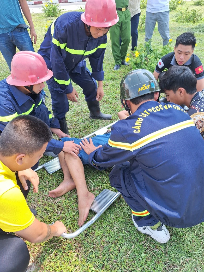 Lực lượng chức năng sơ cứu cho tài xế trước khi chuyển vào bệnh viện điều trị. Ảnh:HT xe