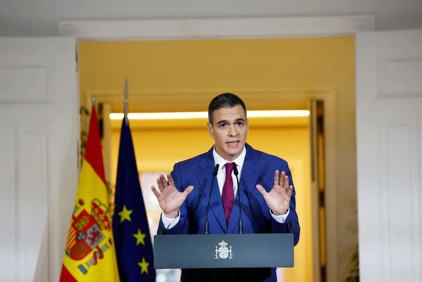 Thủ tướng Tây Ban Nha Pedro Sanchez họp báo tại thủ đô Madrid (Tây Ban Nha) ngày 27-12. Ảnh: REUTERS Tây Ban Nha phản đối lực lượng chống cướp biển EU tham gia nhập minh Biển Đỏ của Mỹ