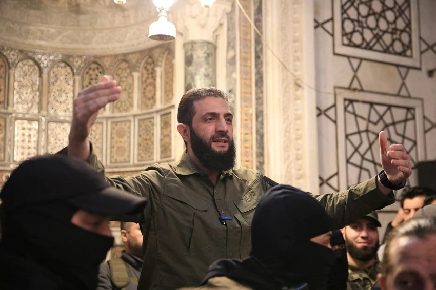 Lãnh đạo tổ chức Hayat Tahrir al-Sham (HTS) và liên minh các lực lượng đối lập Syria - ông Abu Mohammad al-Jolani phát biểu tại thủ đô Damascus (Syria) sau khi lực lượng đối lập Syria lật đổ chính quyền Tổng thống Bashar al-Assad. Ảnh: AFP Thân thế người đứng sau chiến thắng của lực lượng đối lập Syria