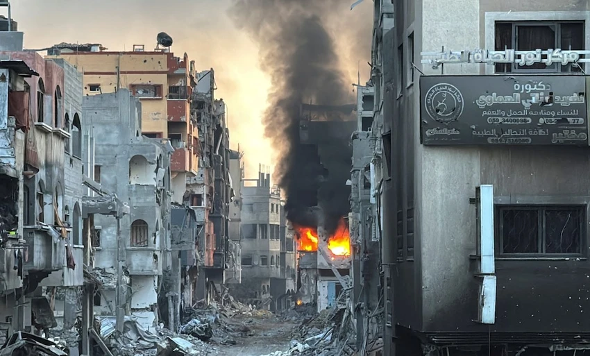 Một đám cháy tại TP Beit Lahiya (Dải Gaza) sau cuộc tấn công của Israel ngày 18-12. Ảnh: REUTERS bi-suy-yeu-va-co-lap-hamas-con-lua-chon-nao-cho-dai-gaza-hau-xung-dot (1).jpg