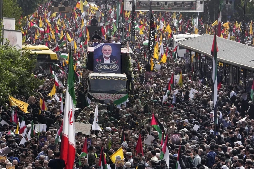 Lễ tang lãnh đạo Hamas Ismail Haniyeh tại thủ đô Tehran (Iran) ngày 1-8. Ảnh: CNN Bị suy yếu và cô lập, Hamas còn lựa chọn nào cho Dải Gaza hậu xung đột?