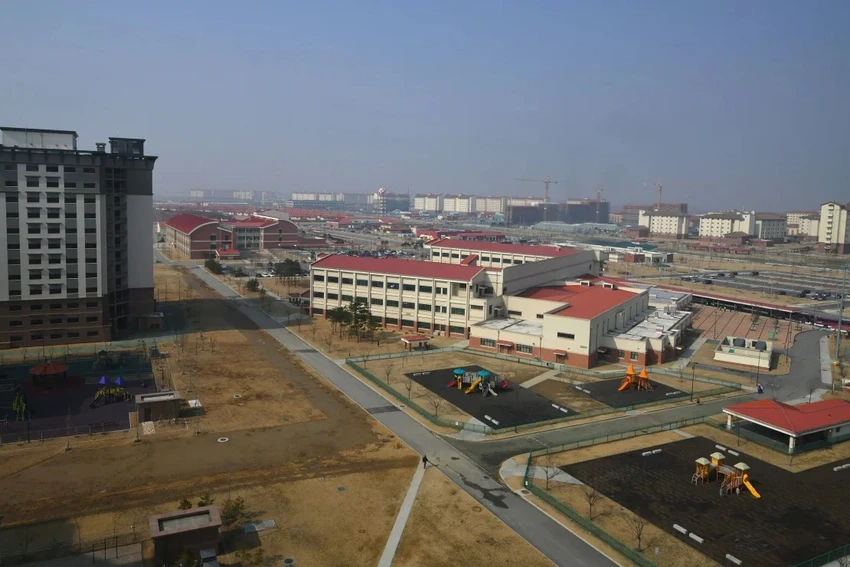 Trại Humphreys - căn cứ quân sự lớn nhất của Mỹ ở nước ngoài - tọa lạc tại TP Pyeongtaek (Hàn Quốc). Ảnh: AFP dong-minh-my-o-chau-a-hoi-hop-cho-chinh-quyen-tong-thong-trump-2-0 (2).jpg