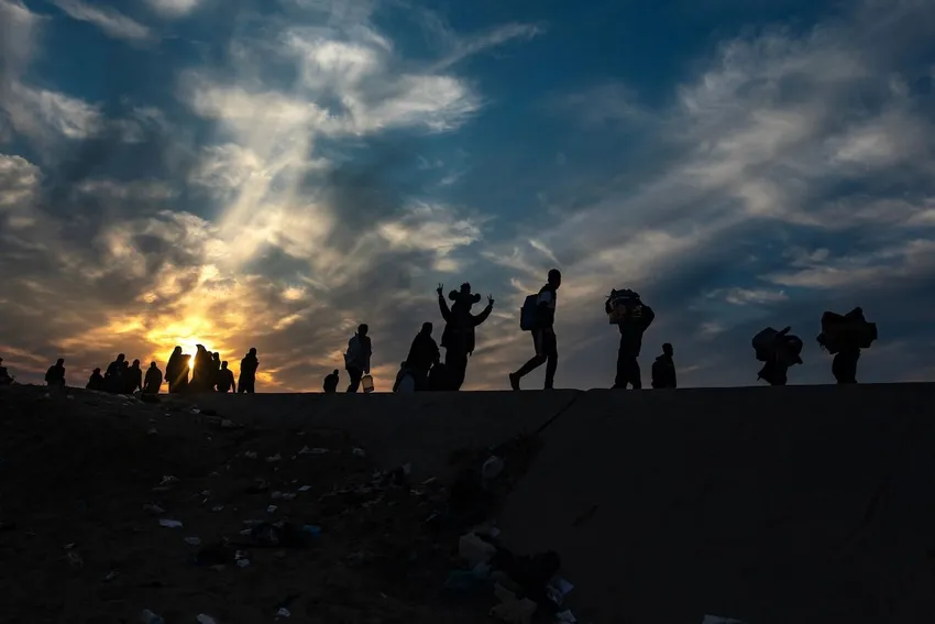 Người dân Palestine di chuyển từ phía nam về phía bắc Gaza vào ngày 28-1 trong bối cảnh thoả thuận ngừng bắn giữa Israel và Hamas. Ảnh: EPA-EFE Người Palestine có thể đối phó thế nào với kế hoạch của ông Trump nhằm ‘dọn sạch’ Dải Gaza?
