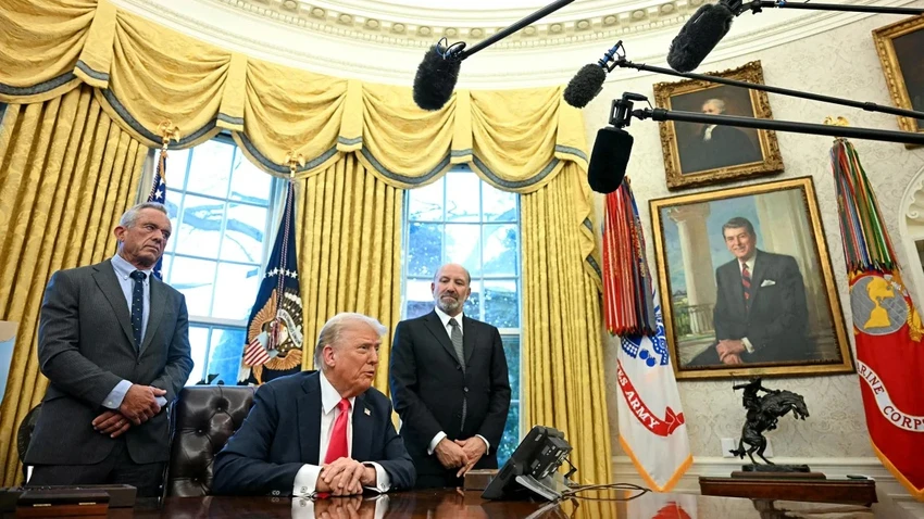 Tổng thống Mỹ Donald Trump trao đổi với báo chí tại Phòng Bầu dục hôm 25-2, bên cạnh là Bộ trưởng Bộ Y tế và Dịch vụ Nhân sinh Mỹ Robert F. Kennedy Jr. (trái) và Bộ trưởng Thương mại Mỹ Howard Lutnick. Ảnh: AFP tai-sao-de-xuat-cua-ong-trump-ve-the-vang-nhap-cu-kho-thuc-hien (2).jpg